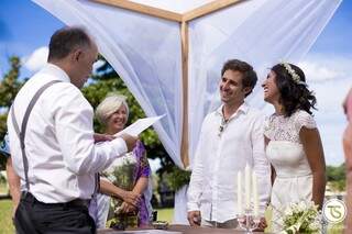 Para o casamento de Carol e Alexander, havia apenas quatro testemunhas: os pais. (Foto: TopStudio)