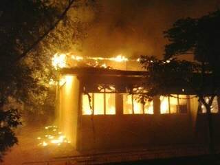 Escola foi incendiada na madrugada de ontem (Foto: Reprodução/Rádio Caçula)