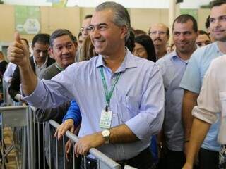 Governador Reinaldo Azambuja na Caravana da Saúde, neste sábado, em Campo Grande (Foto: Marcos Ermínio)