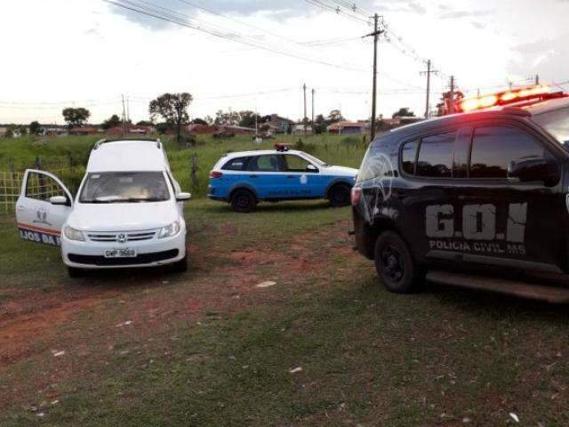 Corpo encontrado em terreno &eacute; de mulher e estava ao lado de uma faca 