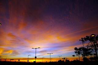 O dia amanheceu com céu entre nuvens e previsão é de tempo parcialmente nublado em Campo Grande. (Foto: Marcos Ermínio) 