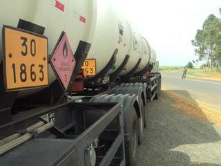 Carreta transportava 60 mil litros de querosene com licença vencida. (Foto: Divulgação)
