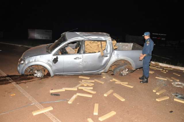 Caminhonete capota e espalha 1,5 mil quilos de maconha em rodovia