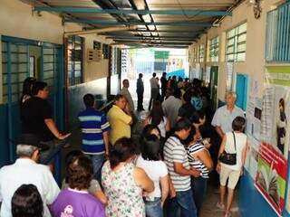 Eleitores já formam filas em frente seções. Votação começou às 8h e vai até às 17h (Foto: Rodrigo Pazinato)