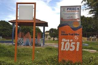 Praça que homenageia pai do prefeito de Campo Grande está tomada pelo mato. (Foto: Simão Nogueira)