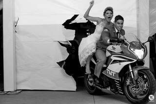 Casal chega de motocicleta em festa. (Fotos: Top Studio)