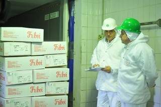 JBS suspendeu produção após embargos internacionais à carne brasileira (Foto: Alcides Neto / arquivo)