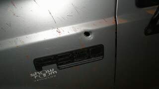 Marca de tiro na lateral do caminhão que havia sido furtado. (Foto: Divulgação/ Cigcoe)