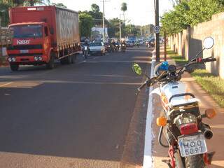 Acidente entre motos deixou trânsito tumultuado na avenida Três Barras. (Foto: Simão Nogueira)