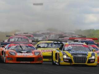 Carros de luxo se aglomeram no circuito campo-grandense na oitava etapa do Itaipava GT Brasil.