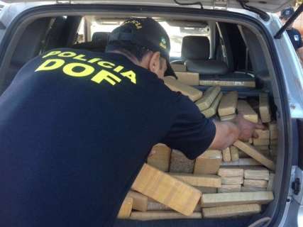 DOF apreende carro abandonado com 900 kg de maconha no porta-malas