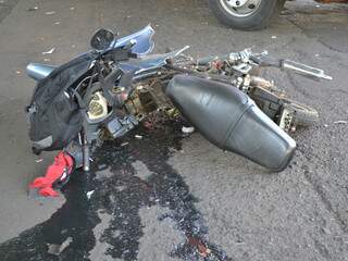 Motocicleta ficou destruída (Foto: Viviane Oliveira)