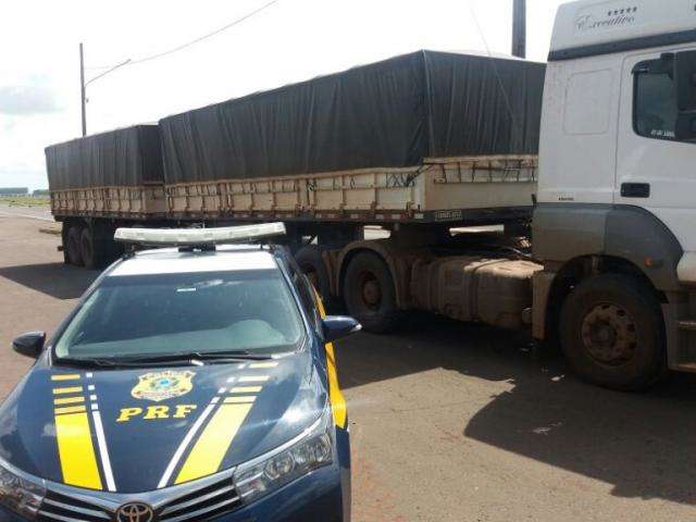 Motorista tenta fugir da PRF, mas &eacute; preso transportando 400 mil ma&ccedil;os de cigarro