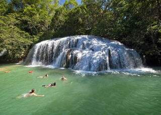 Cachoeira com piscina natural na Estância Mimosa em Bonito (Foto: Rio da Prata/Divulgação)