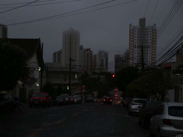 Com chuva e neblina, noite chega mais cedo e aeroporto fecha