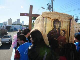 Jovens levam a Cruz e o Ícone em carreata até o Hemosul (Foto: Rodrigo Pazinato)