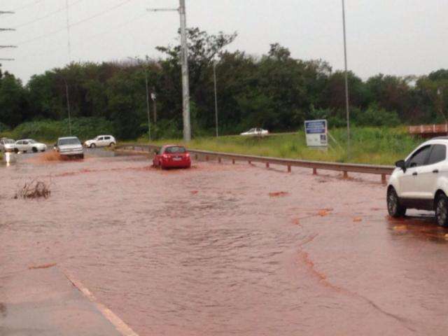 Córrego Segredo transborda e avenida tem acidente logo cedo