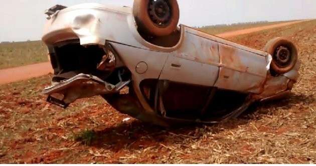 Fam&iacute;lia sofre acidente em estrada vicinal e populares saqueiam ve&iacute;culo