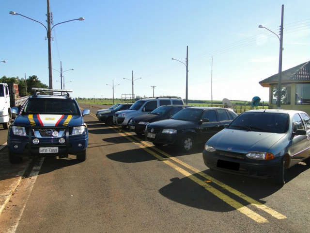  PRF apreende comboio com sete carros transportando mercadorias contrabandeadas