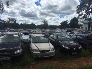 No total, pátio do Detran-MS em Campo Grande está lotado com 15 mil veículos (Foto: Guilherme Henri)