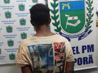 Leonardo Rodrigues Lourenço de 21 anos, foi preso em flagrante, por lesão corporal dolosa. (Foto: Divulgação/ PM)