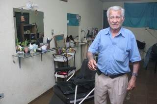 Seu Manoel Rosa, cabeleireiro há cinco anos no local, foi vítima de assalto há duas semanas  (Foto: Marcos Ermínio)