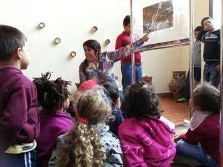 Crianças visitam exposição no Memorial. (Foto: Kleber Clajus)