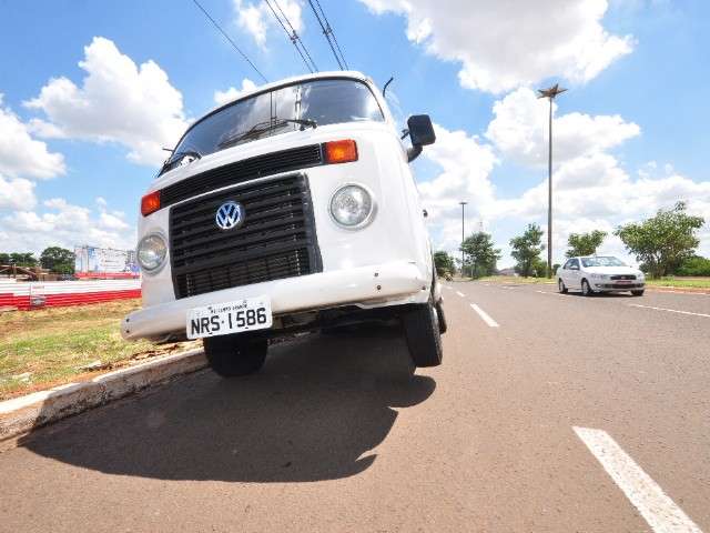 Asfalto cede e Kombi afunda em buraco na avenida Jo&atilde;o Arinos