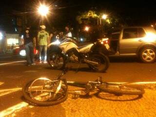 Bicicleta da vítima foi parar na calçada e ficou toda retorcida. (Foto: Elverson Cardozo) 