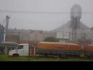 No bairro industrial, segunda-feira amanheceu com forte neblina. (Foto: Adriano Hany)