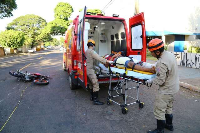 Adolescente fica ferido ap&oacute;s colidir motocicleta em caminhonete 