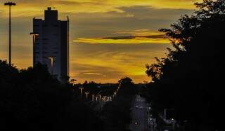 O dia amanheceu com céu entre nuvens na Capital.   (Foto: Marcelo Calazans) 