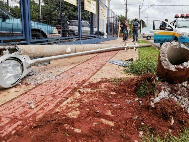 Condutor perde controle da dire&ccedil;&atilde;o e derruba poste da avenida Guaicurus 