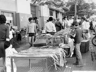 Na Dom Aquino, no tempo em que os &#039;camelôs&#039; ocupavam a rua. O ano é 1982 e ao fundo, a loja Arapuã, hoje onde está a Americanas. (Foto: Roberto Higa)