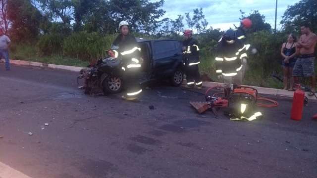 Homem furta carro, bate em caminhão e é internado em estado grave