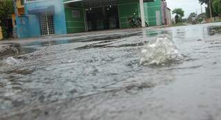  Vazamento de esgoto em avenida do Tiradentes provoca indignação