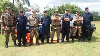 Policiais militares ambientais e militares da Marinha durante operação (Foto: Divulgação/ PMA)
