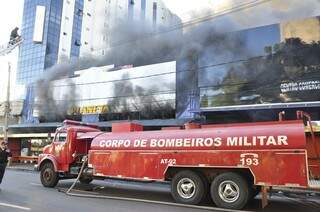 Bombeiros no combate ao incêndio de ontem na loja Planeta Real (Foto: João Garrigó)