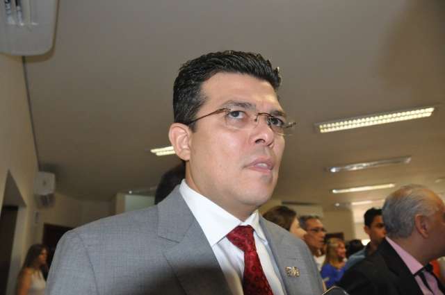 Prefeito participa de entrega de t&iacute;tulos na Assembleia Legislativa