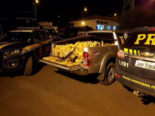 Batedor &quot;entrega&quot; e PRF apreende 1,7 t de maconha e submetralhadoras