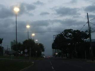 Dia amanheceu com céu escuro na Capital sul-mato-grossense (Foto: Saul Schramm)