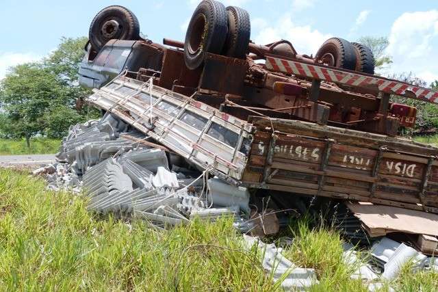 Caminhonete carregada com telhas capota na MS-276