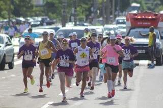 Do grupo, 350 mulheres participaram da corrida e outras 50 de caminhada em percurso de cinco quilômetros (Foto: Marcos Ermínio)