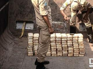 A retirada do entorpecente durou cinco horas e o peso total da droga foi 101,7 quilos de cocaína. (Foto: Anderson Gallo/Diário Corumbaense)