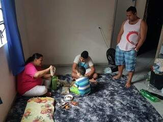 A família de Maíra perdeu tudo, restando na sala somente um tapete (Foto: Ronie Cruz)