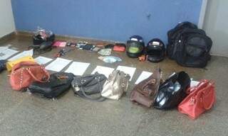 Diversas bolsas furtadas foram encontradas na casa do preso (Foto: Sidney Assis)