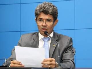 Rinaldo Modesto, do PSDB, durante leitura de documento na Casa de Leis. (Foto: Victor Chileno/ALMS).