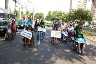 Cadeirantes durante manifestação no centro da cidade. (Foto: João Garrigó)
