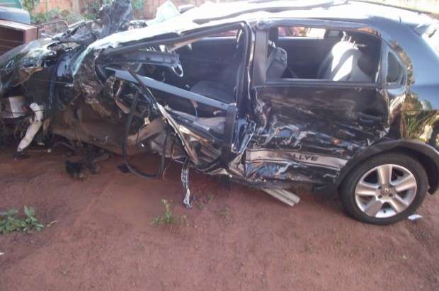 Carro conduzido por policial fica destru&iacute;do em colis&atilde;o com carreta na BR-267