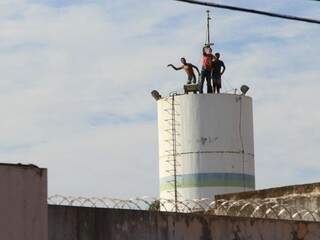 Em julho deste ano, clima ficou tenso no presídio e presos fizeram protesto em cima de caixa d&#039;água; eles exigiam transferência de unidade (Foto: Marina Pacheco/Arquivo)
